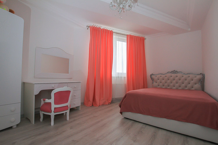 Bright Botanica Apartment is a 3 rooms apartment for rent in Chisinau, Moldova